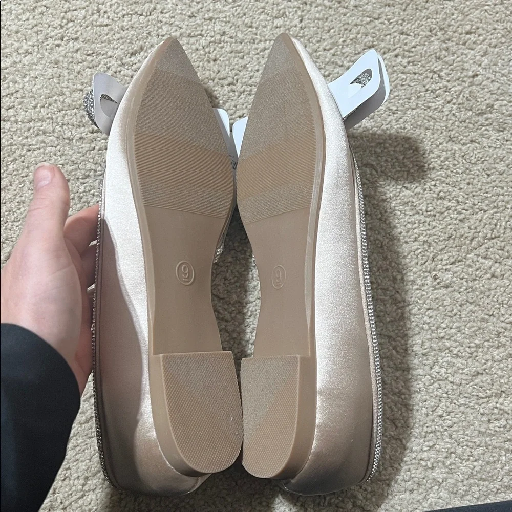 A Nee Day  Beige and White Women's Flats - Picture 3 of 3